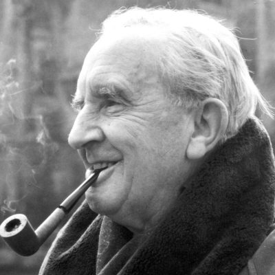 El profesor J.R.R. Tolkien, el autor de El Hobbit y El Seor de los Anillos.
M00967319
Professor J.R.R. Tolkien, the author of The Hobbit and The Lord Of The Rings photographed in the grounds of Merton College, Oxford, 1968.